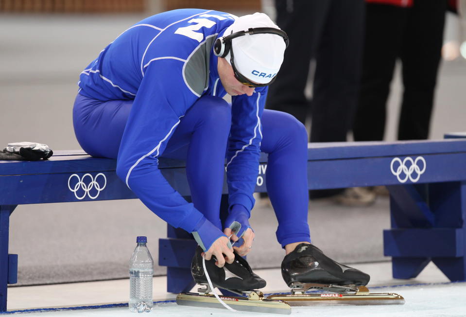 Mika Poutala istuu penkillä Vancouverin olympialaisissa 2010