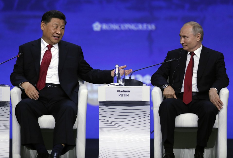 Kiinan presidentti Xi Jinping ja Venäjän presidentti Vladimir Putin osallistuivat Pietarin talousfoorumiin yhdessä. 