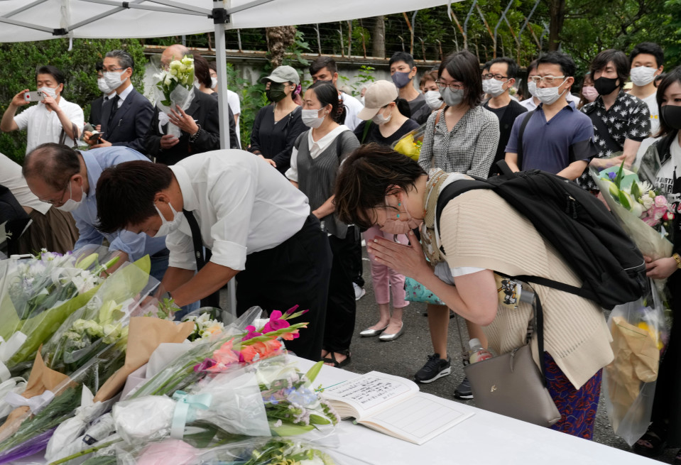 Japanin entistä pääministeriä Shinzo Abea surevia ihmisiä. 