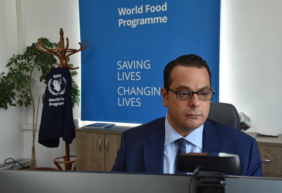 Maailman ruokaohjelma WFP:n Palestiinan alueen johtaja Samer AbdelJaber istuu toimistossaan Itä-Jerusalemissa. 
