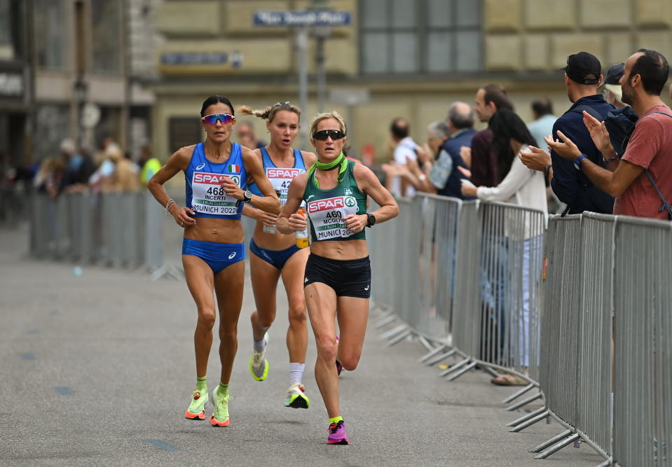 Nina Chydenius taittaa matkaa Irlannin Ann-Marie McGlynnin ja Italain Anna Incertin kanssa EM-maratonilla 2022.