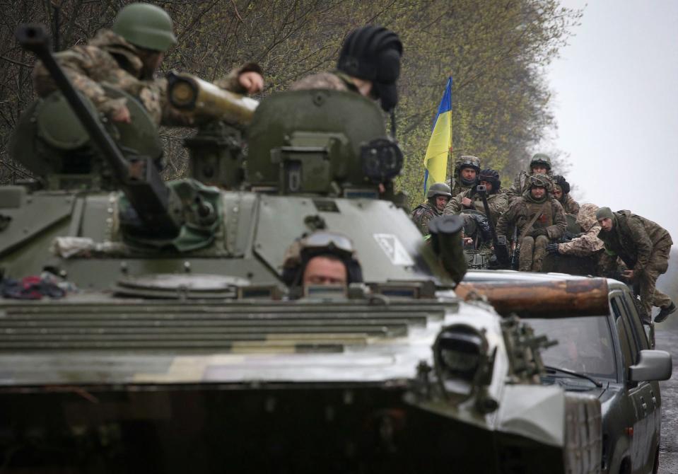 Ukrainalaisia sotilaita ajoneuvoissa lähellä etulinjaa.