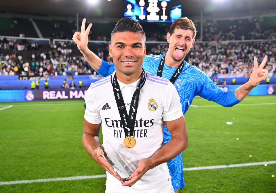 Casemiro palkittiin Super Cupin parhaana pelaajana. Thibaut Courtois pelleilee taustalla.