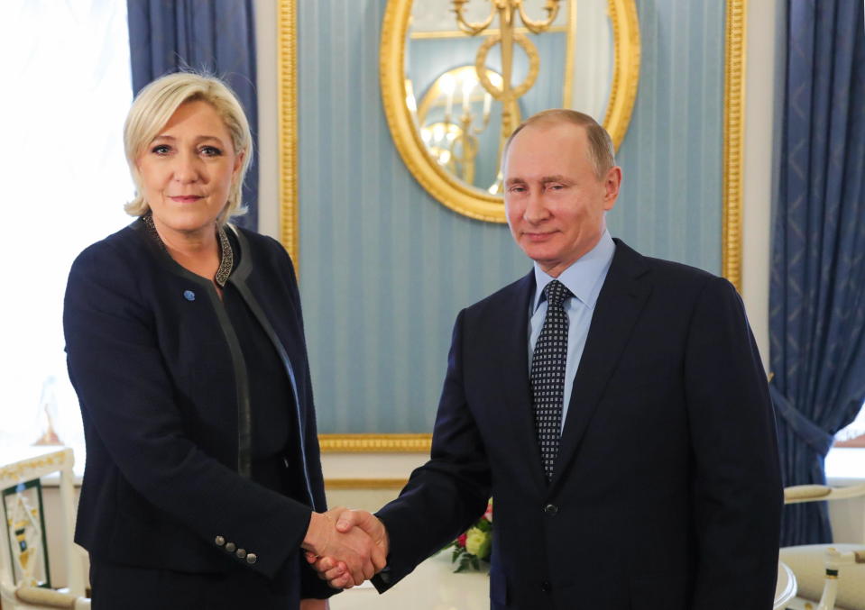 Le Pen ja Putin kättelevät, Putinilla muikea hymy.