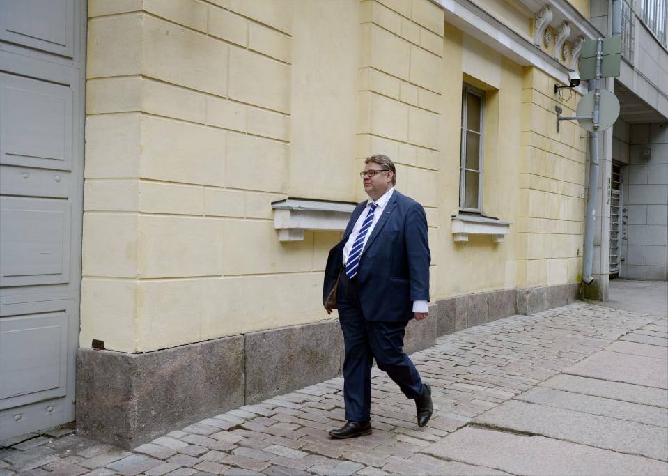 Perussuomalaisten puheenjohtaja Timo Soini kävi soittamassa matkapuhelimellaan kesken hallitusneuvotteluiden Fabianinkadulla Smolnan ulkopuolella Helsingissä tiistaina 26 toukokuuta 2015.