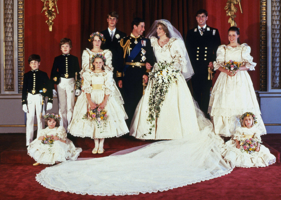 Prinsessa Dianan elämää kuvina: Ujosta pikkutytöstä ihailluksi kaunottareksi