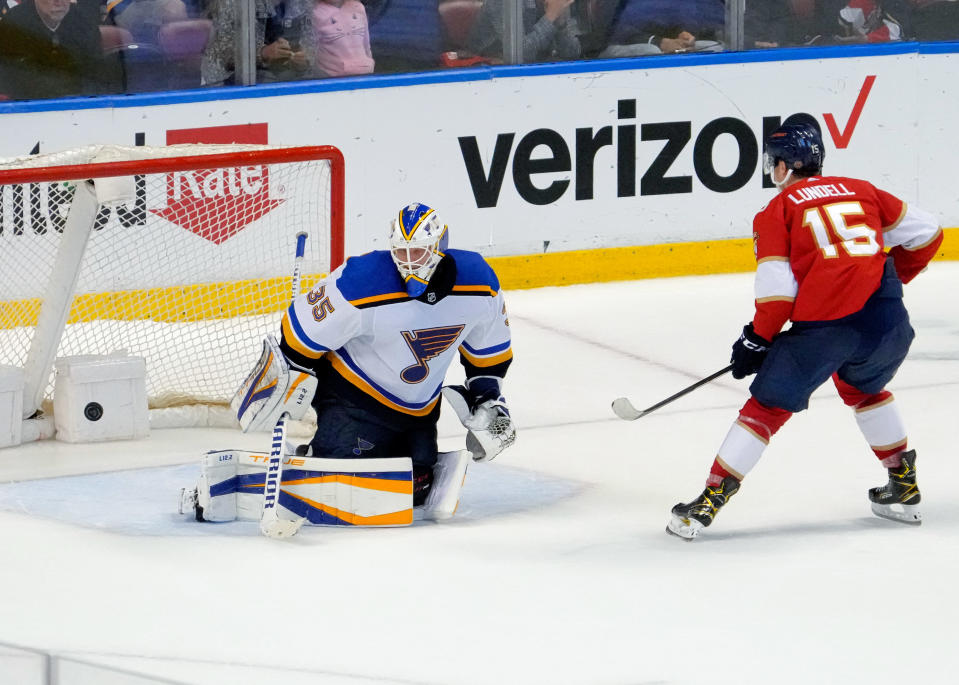 Anton Lundell nätar mot Ville Husso.