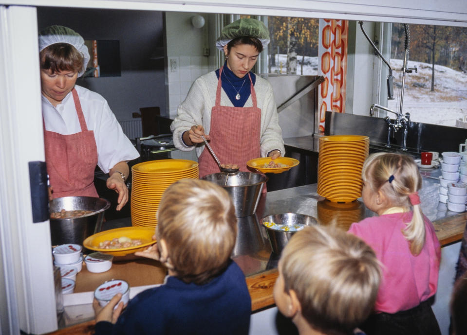 Koululaiset jonottavat ateriaa tiskillä, jolla keittäjät jakavat ruokaa keittiöstä Hillerikujan koulussa, Helsingissä lokakuussa 1992.