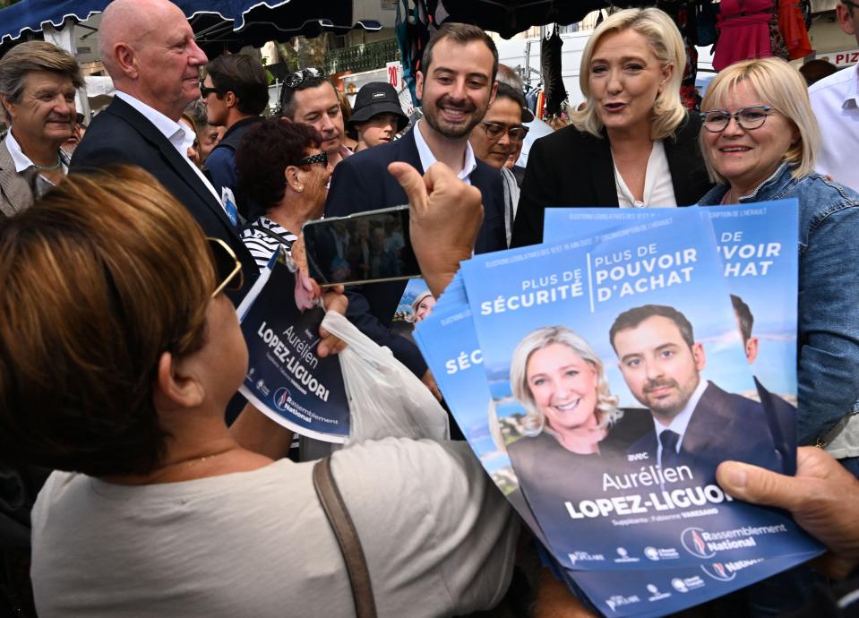 Marine Le Pen ihmisten ympäröimänä.