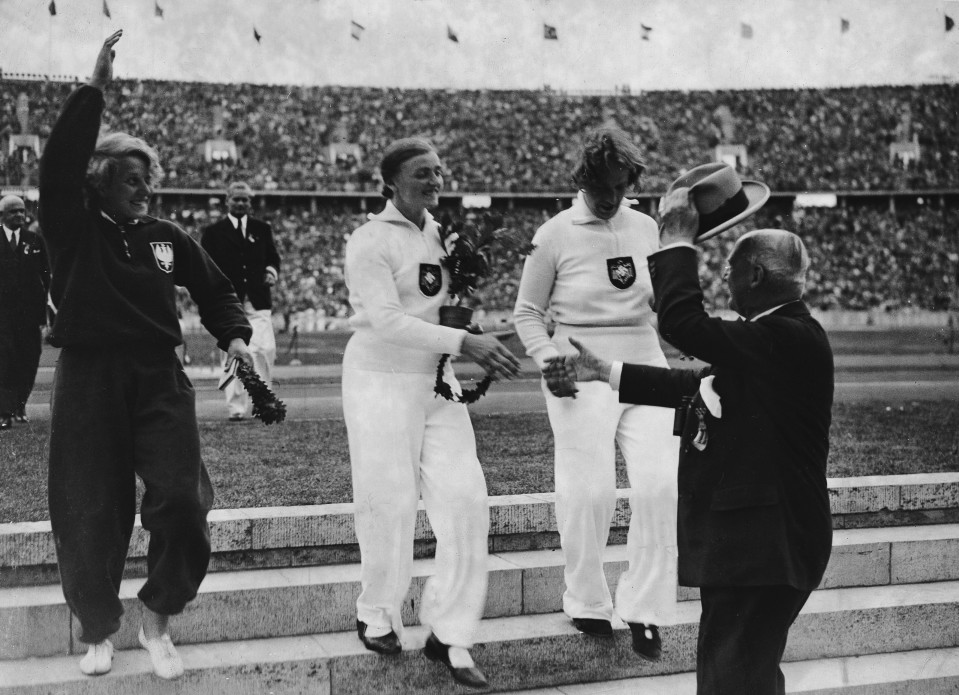 Gisela Mauermayer (kesk.) voitti kiekonheiton olympiakultaa Berliinissä vuonna 1936.