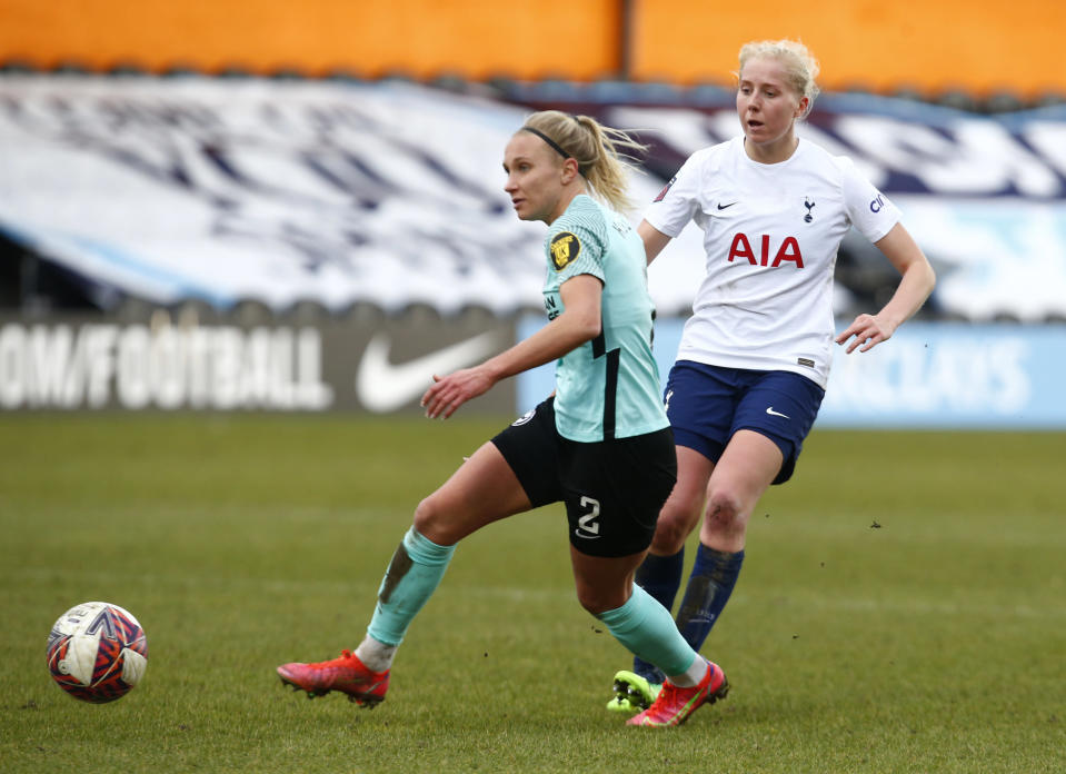 Maajoukkuekaverit, Brightonin Emma Koivisto ja Tottenhamin Eveliina Summanen kohtasivat Superliigan ottelussa helmikuussa 2022.