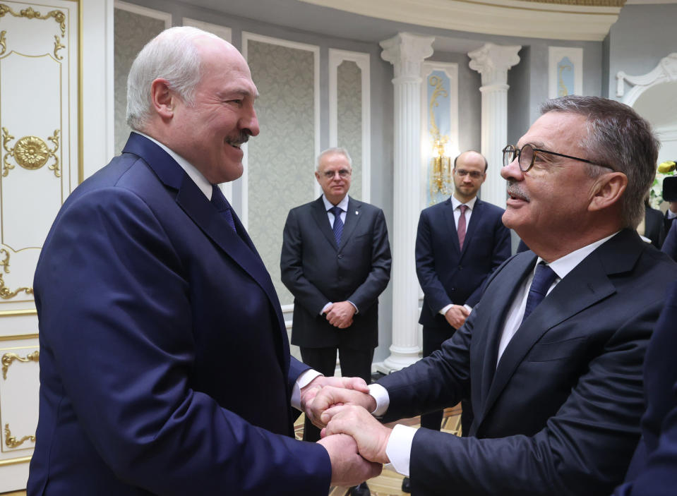 Alexander Lukashenko och Rene Fasel skakar hand