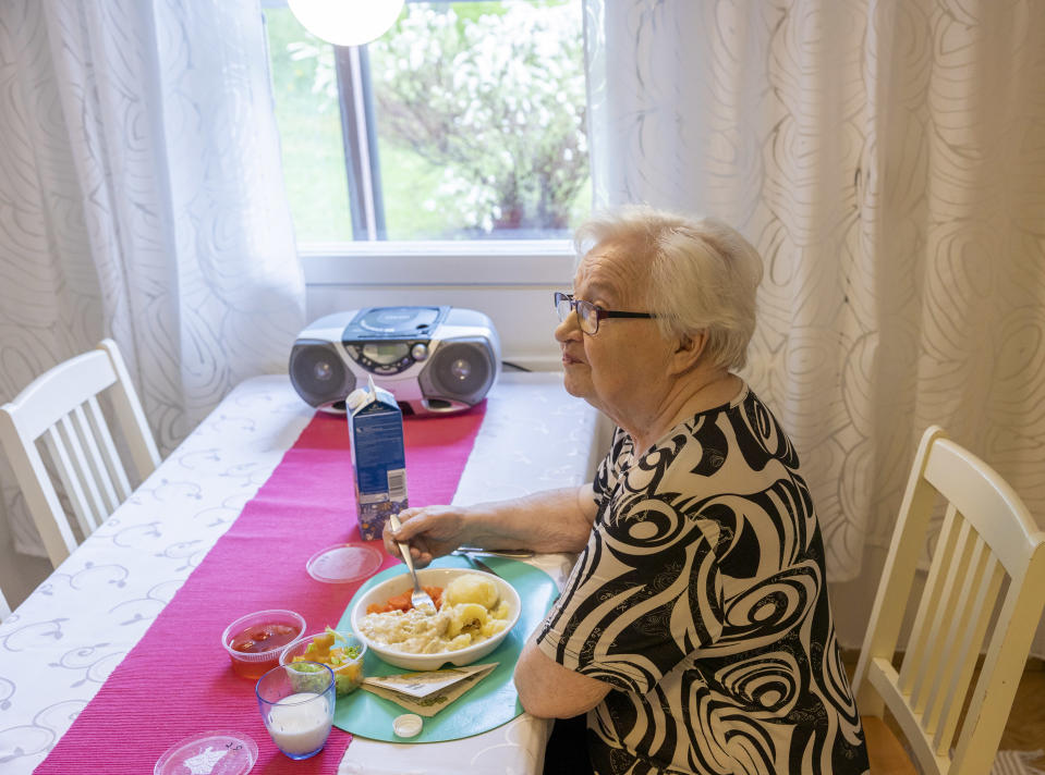 Rautalammella asuva eläkeläinen Siiri Saavalainen kotonaan kotiin toimitetun aterian äärellä.