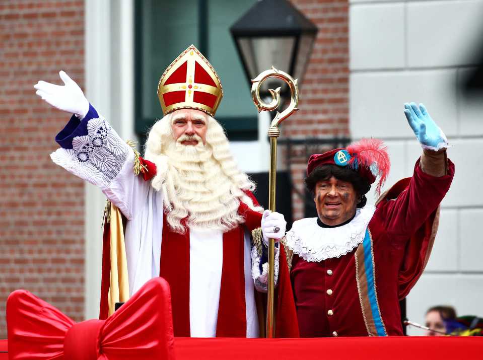 Sinterklaas saapui marraskuussa Apeldoornin kaupunkiin. Nykyään virallisissa juhlissa Zwarte Piet -hahmon kasvot on useimmiten mustattu vain hieman 