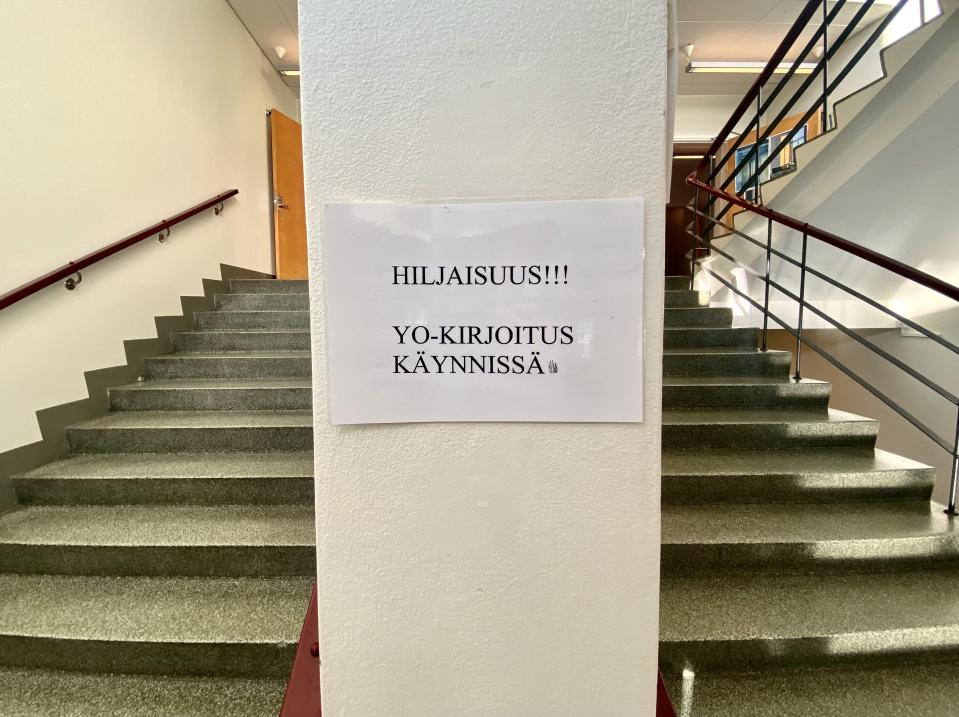 Ylioppilaskirjoitusten aikana koulun käytävät tyhjinä.