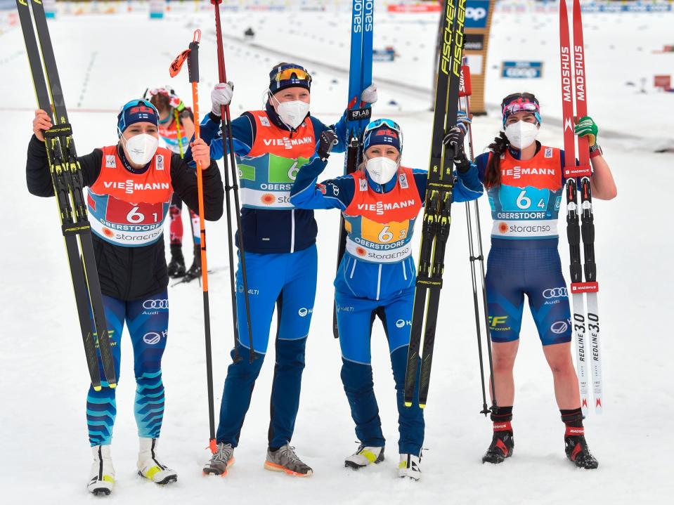 Jasmi Joensuu, Johanna Matintalo, Riitta-Liisa Roponen ja Krista Pärmäkoski tuulettavat MM-pronssia naisten hiihtoviestin jälkeen.