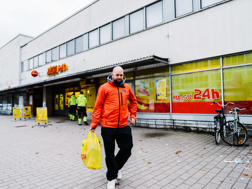 Jarkko Mandelin tulee ulos ruokakaupasta kantaen täyttä keltaista muovikassia.