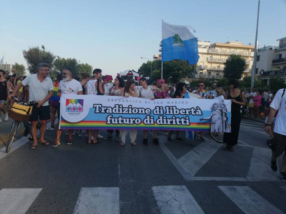 Sanmarinolaisia marssimassa Riminin Pride-kulkueeseen kesällä 2018. Paolo Rondelli (toinen vasemmalta) on myös pitkän linjan sateenkaariaktivisti.