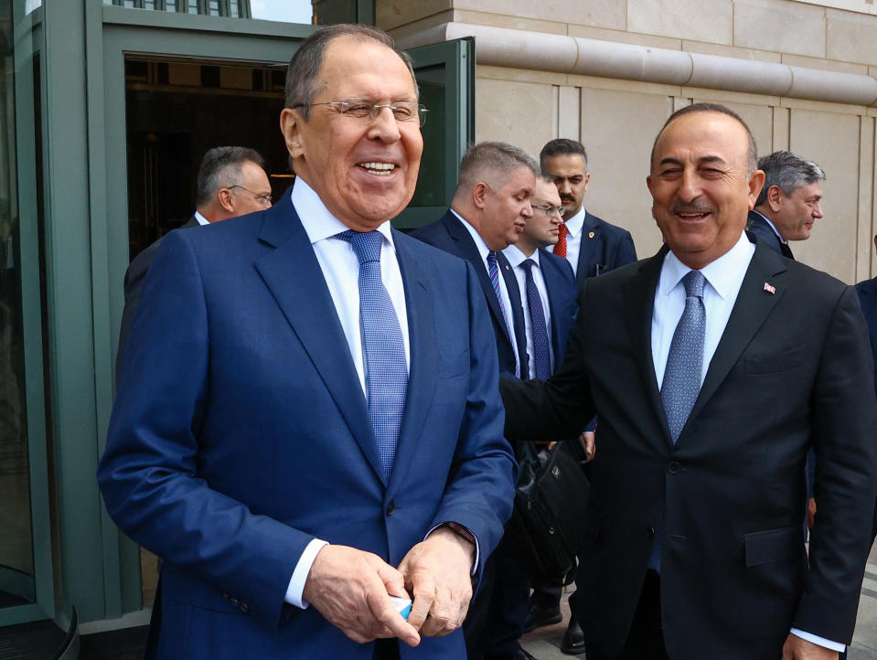 Venäjän ulkoministeri Sergei Lavrov (vas.) keskusteli keskiviikkona Turkin ulkoministerin Mevlüt Çavuşoğlun kanssa Ukrainan viljan kohtalosta.