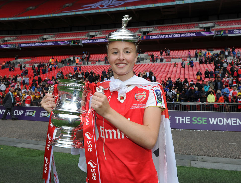 Leah Williamson FA Cupin kanssa.