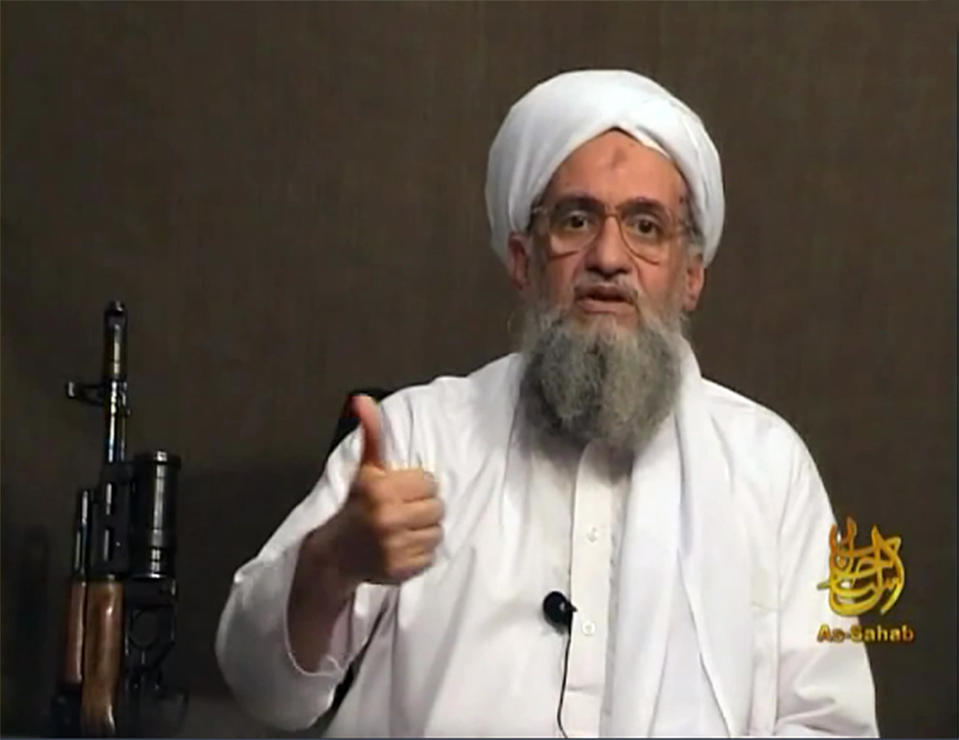 Ayman Al-Zawahiri står och talar.