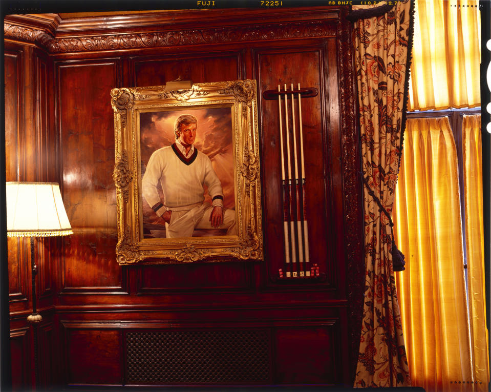 Donald Trumpin muotokuva seinällä kullanvärisessä, koristeellisessa kehyksessä.