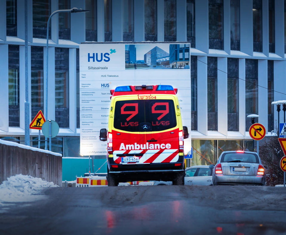 Ambulanssi HUS:n Siltasairaalan pihalla.