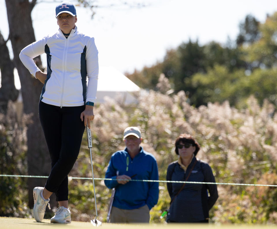 Golfari Matilda Castren odottaa vuoroaan LPGA-kiertueen kisassa.