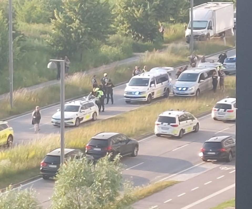 Silminnäkijän hotellihuoneestaan ottamassa kuvassa näkyy useita poliisiautoja kadulla.