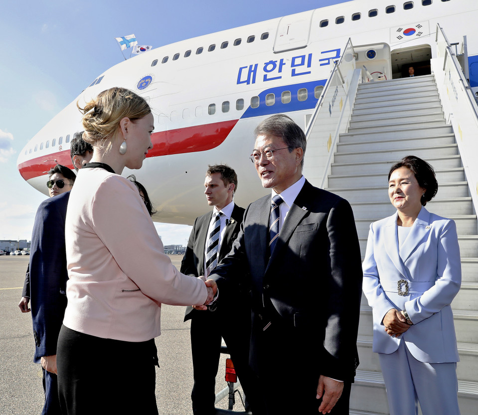 Etelä-Korean tasavallan presidentti Moon Jae-in saapui puolisonsa kanssa maanantaiaamuna Suomeen.. Uusi elinkeinoministeri Katri Kulmuni otti heidät vastaan.