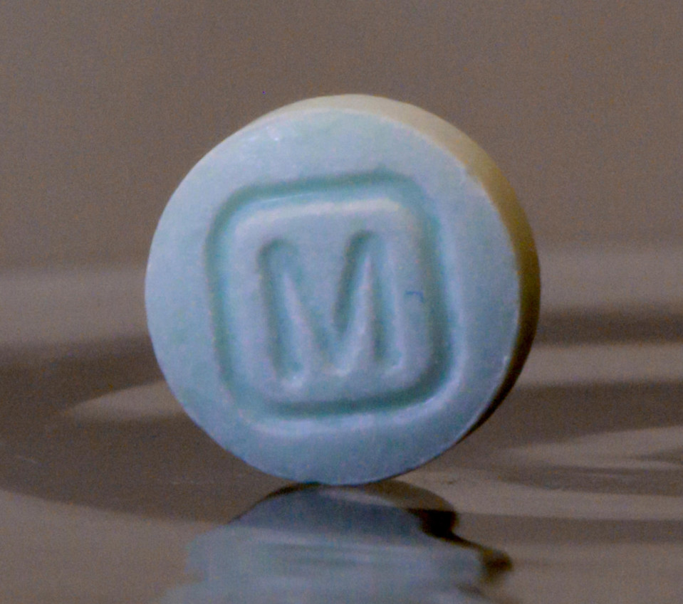 Sininen pilleri, jossa on iso M-kirjain.