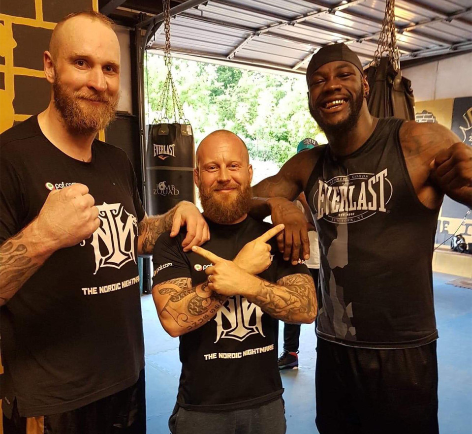 Suomalaisnyrkkeilijä Robert Helenius, hänen valmentajansa Johan Lindström ja huippunyrkkeilijä Deontay Wilder poseeraavat kameralle Alabaman Tuscaloosan harjoitteluleirillä.