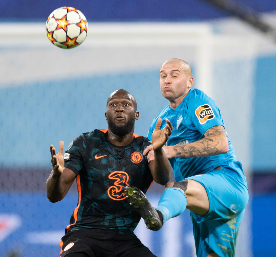 Chelsean Romelu Lukaku ja Zenitin Jaroslav Rakitsi tavoittelevat palloa. 