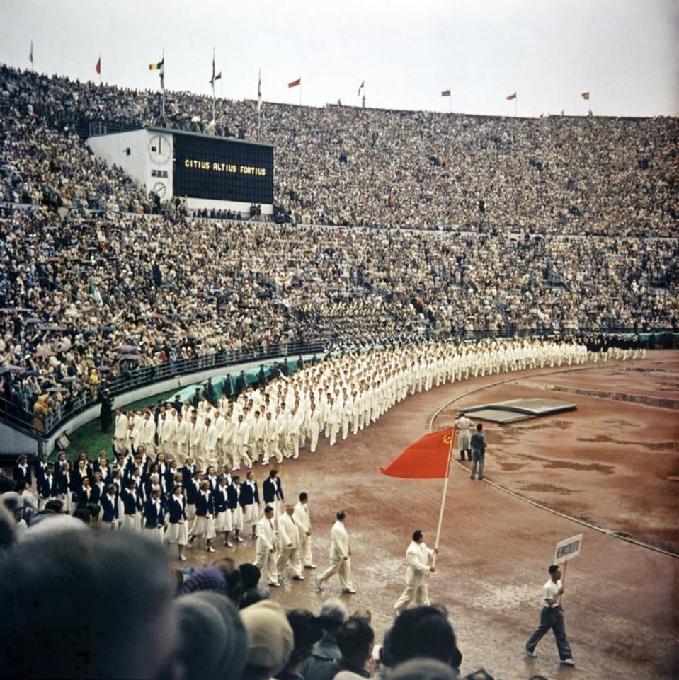 Neuvostoliiton joukkue Helsingin olympialaisten avajaisissa (19.7.1952)