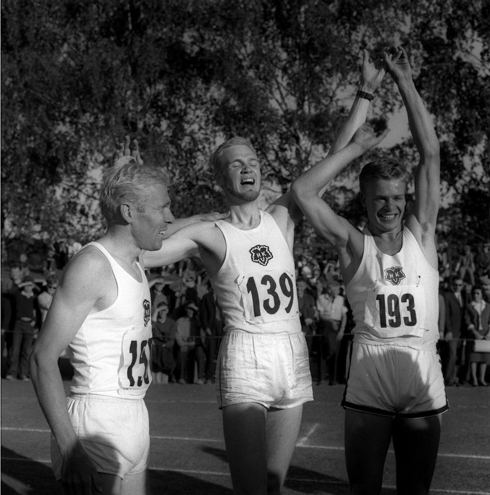 Jaakko Tuominen (oik.) oli tunnettu suomalainen pitkien aitojen juoksija, jolle kävi myös 800 metriä. Kuvassa hänen kanssaan ovat Pekka Juutilainen (kesk.) ja Pertti Ålander (vas.).