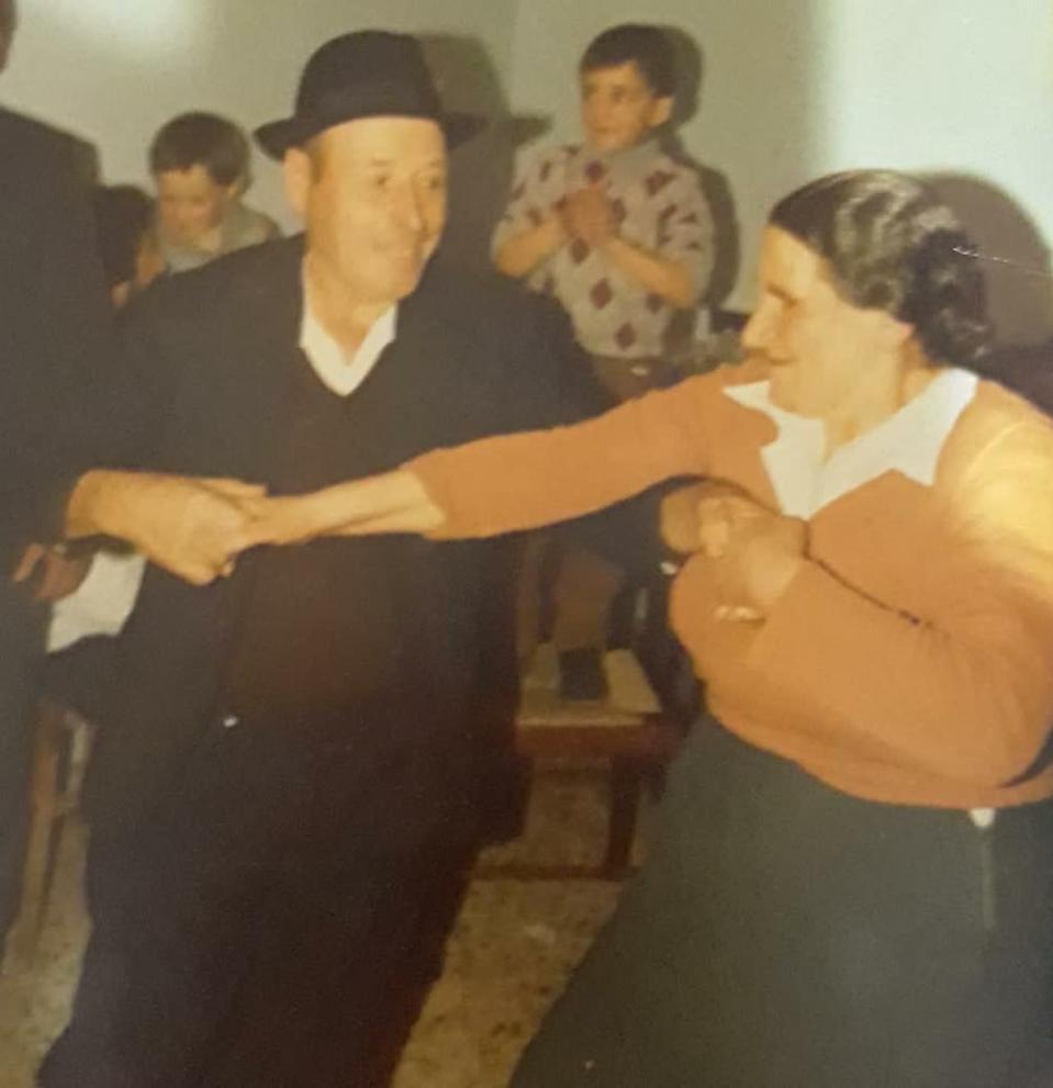 Pariskunta tanssii vanhassa kuvassa.