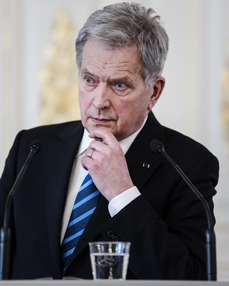 Sauli Niinistö puhui medialle Presidentinlinnassa torstaina 10. maaliskuuta 2022.
