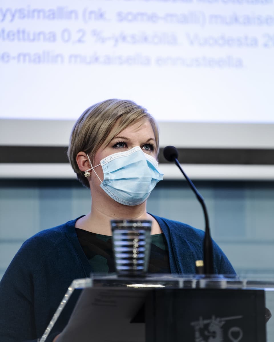 Kuvassa Annika Saarikko puhuu tiedotustilaisuudessa lokakuussa 2020.