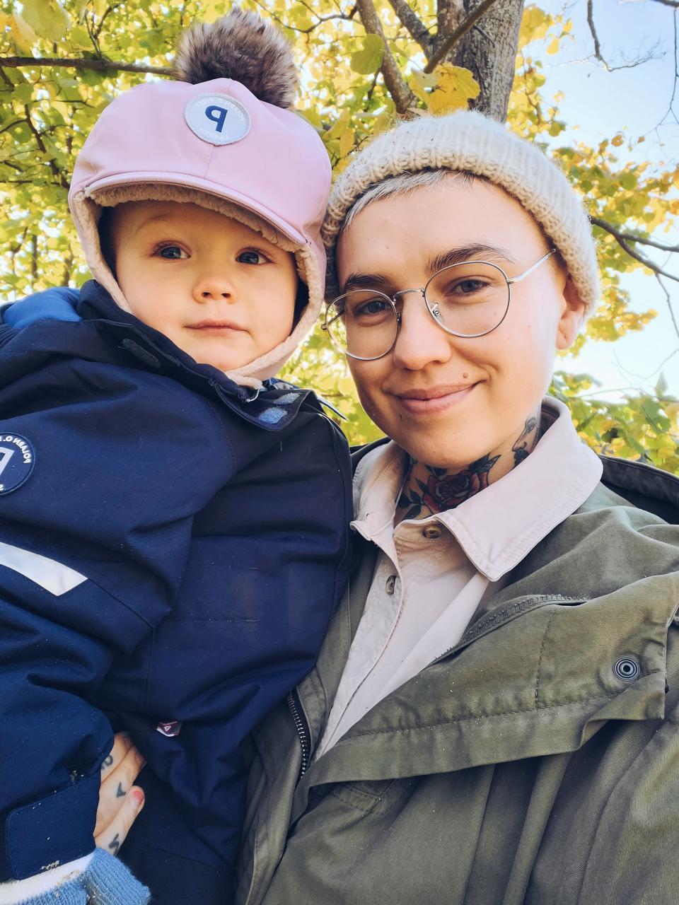 Natalia Salmela ja hänen poikansa ulkoilemassa.