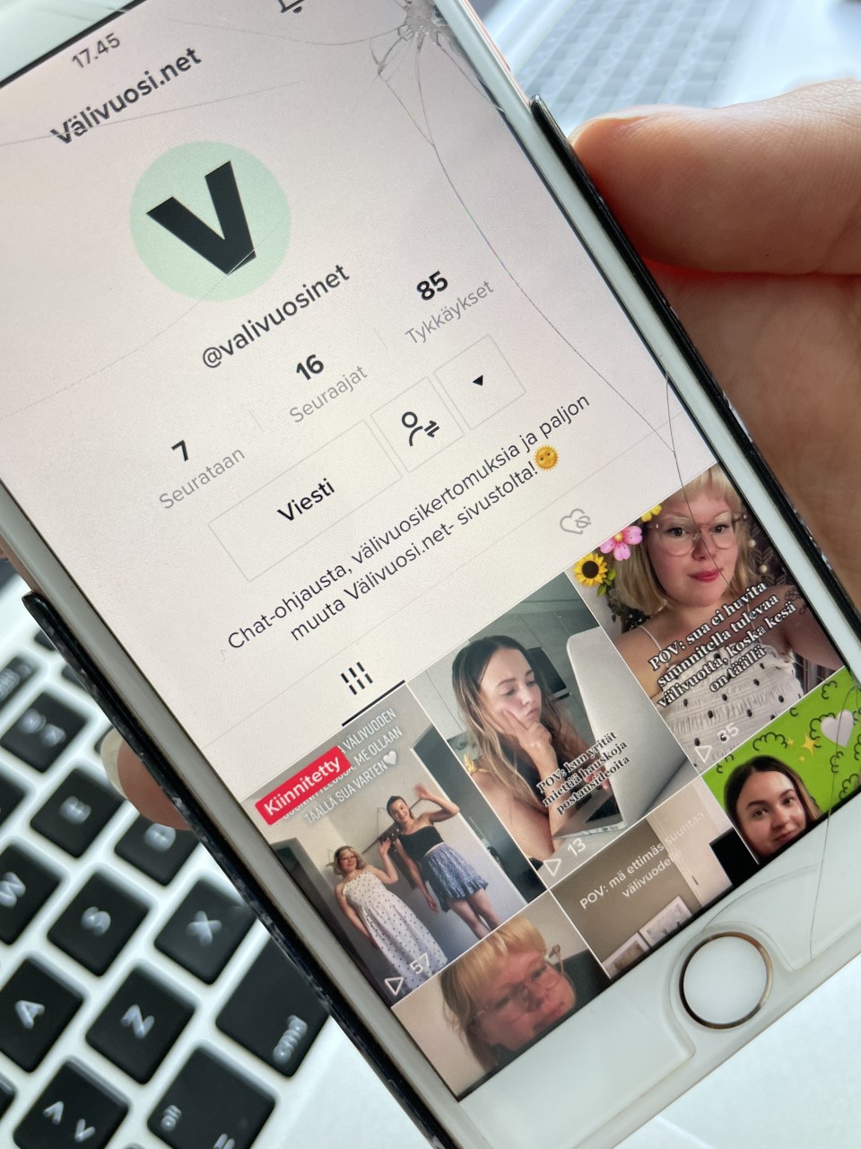 Kädessä kännykkä, jonka näytössä on Välivuosi-net-sivuston TikTok-tilin kansi.