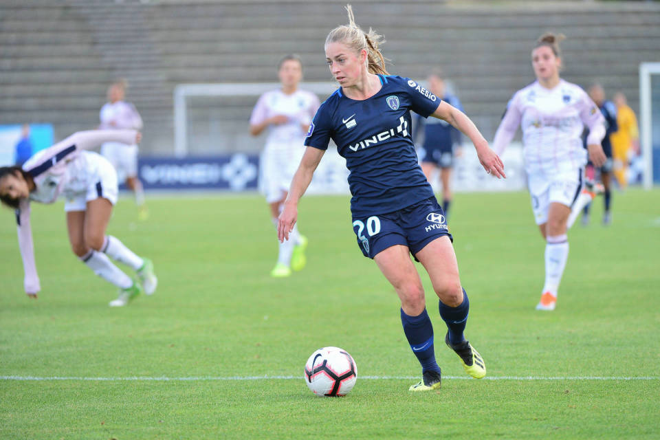 Linda Sällström (Paris FC) pallon kanssa.