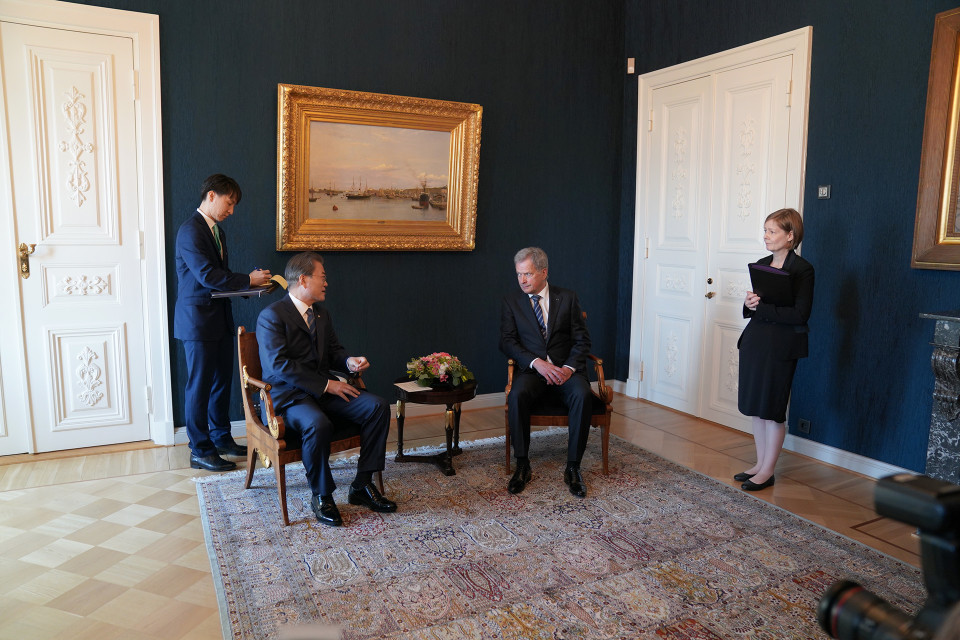 Etelä-Korean tasavallan presidentti Moon Jae-in ja Sauli Niinistö Presidentinlinnassa.