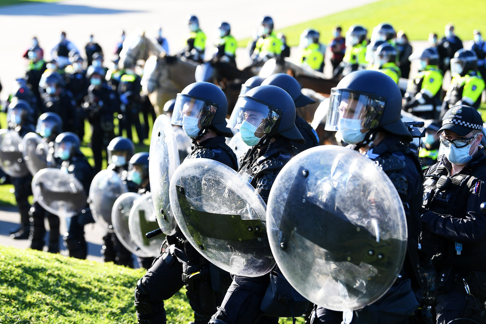 Mellakkavarusteisia poliiseja Melbournessa.