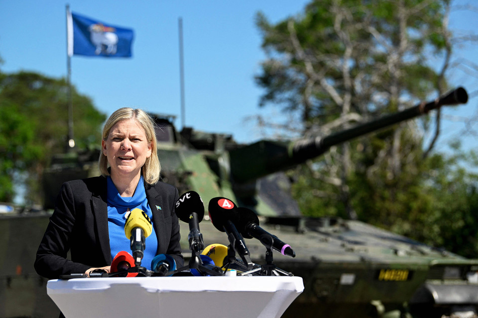 Pääministeri Magdalena Andersson puhumassa vierailullaan armeijan Gotlannin tukikohdassa.