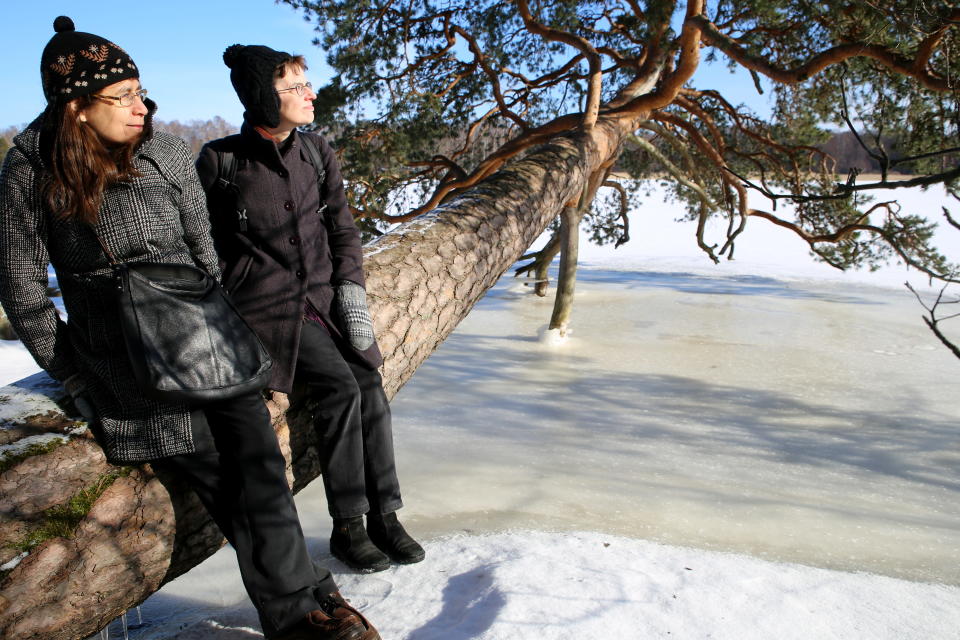 Kirjailija Maarit Verronen ja kuvittaja Laura Salama Varjosaaressa Itä-Helsingissä.