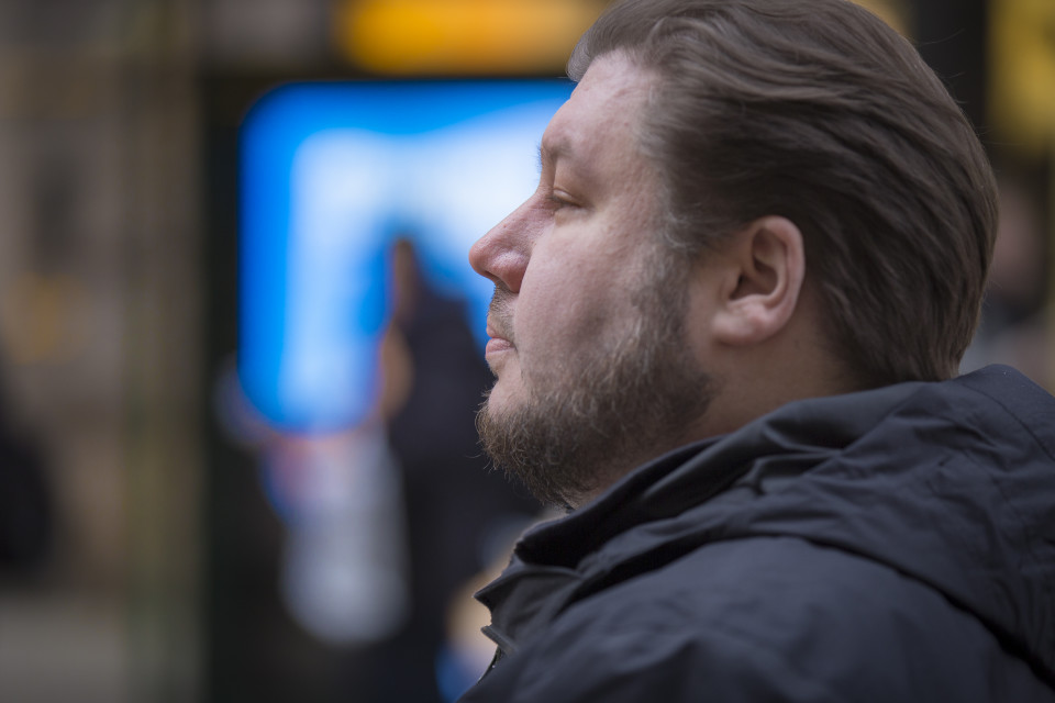 Elokuvaohjaaja Joonas Berghäll tarkkailee ihmisiä Aleksilla.