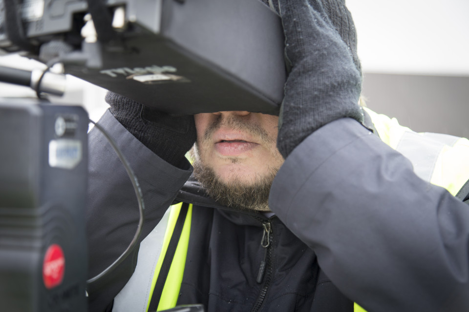 Elokuvaohjaaja Joonas Berghäll Isiä ja poikia elokuvan kuvauksissa.