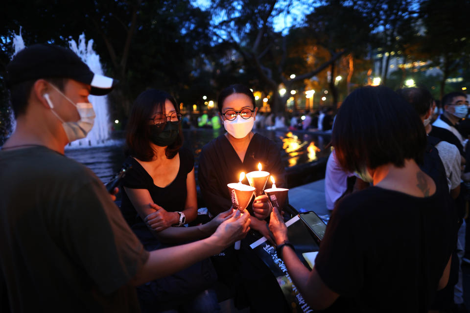 Mielenosoittajat uhmasivat mielenosoituskieltoa Tiananmenin muistopäivän kynttilämielenosoituksessa Victorian puistossa Hongkongissa 4. kesäkuuta 2020.