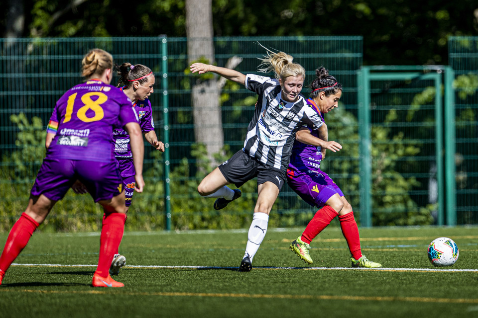 Jenni Rannus kämpar om bollen mot Rosa Osorio.