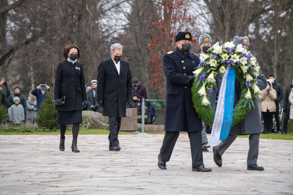 Presidentti Sauli Niinistö laskee seppeleen Hietaniemen hautausmaalla.